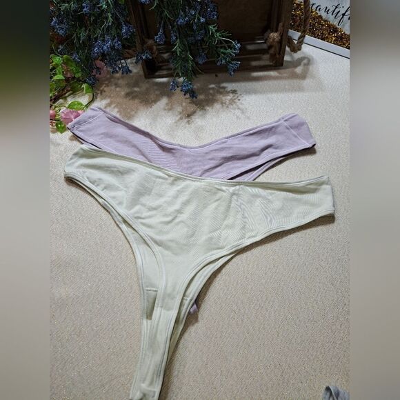 NWT SKIMS THONG - Picture 5 of 16